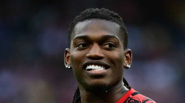 Správy z Man Utd: Rafael Leao upustil od veľkého prestupu Portugalský útočník AC Miláno #10 Rafael Leao pred zápasom talianskej futbalovej Serie A medzi AC Miláno a Cagliari na San Siro