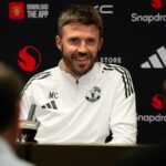 Hlavný tréner Michael Carrick z Manchestru United hovorí počas tlačovej konferencie na Carrington Training Ground 21. mája 2026 v Manchestri v Anglicku.