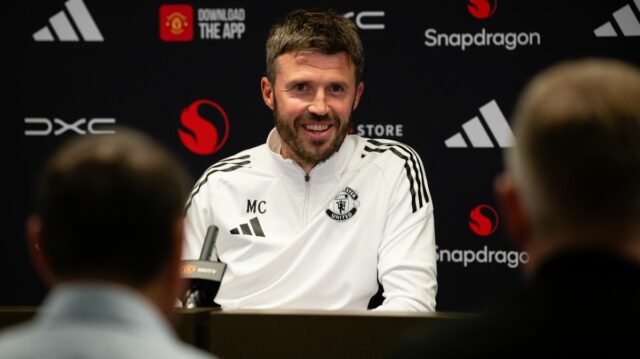 Hlavný tréner Michael Carrick z Manchestru United hovorí počas tlačovej konferencie na Carrington Training Ground 21. mája 2026 v Manchestri v Anglicku.