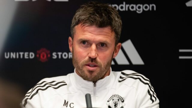 Budúcnosť Michaela Carricka v Manchestri United zostáva neznáma