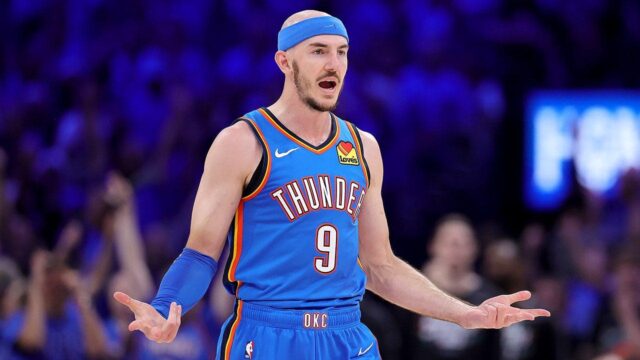 Správy z NBA: Alex Caruso odstrčil kameru od Thunder huddle v prehre so Spurs
