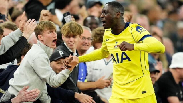 Spurs brilantné, keď Aston Villa rozvinula červený koberec, aby pripravila nepríjemnú dilemu Arsenalu
