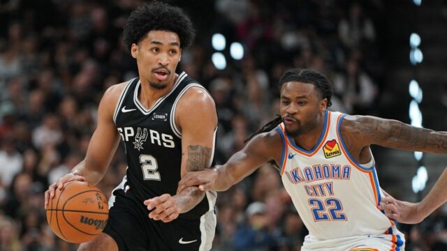 Spurs dominujú Thunder, aby si vynútili hru 7 28. mája 2026; San Antonio, Texas, USA; Strážca San Antonia Spurs Dylan Harper (2) dribloval s loptou okolo strážcu Oklahoma City Thunder Casona Wallacea (22) v prvom polčase počas šiesteho zápasu finále západnej konferencie o play-off NBA 2026 vo Frost Bank Center. Povinný kredit: Dustin Safranek-Imagn Images