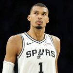 Spurs prišli o Victora Wembanyamu a prvý vypadnutie v kariére po násilnom lakti v semifinále Západnej konferencie