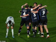 Srdce pre Sydney FC, keď trofej A-League smeruje po prvýkrát cez Tasman Hráči Auckland FC oslavujú víťazstvo vo veľkom finále A-League 2025-26