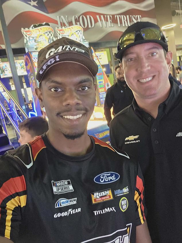 Srdcervúci moment otca a syna Kylea Buscha odhalený v novom Super fanúšik NASCAR Naz Idoura dostal fotku s idolom Kurtom Buschom dva dni pred smrťou