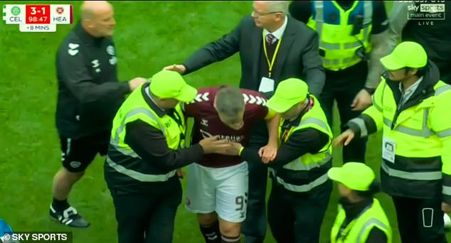 Srdcia odsudzujú škaredé scény, v ktorých fanúšikovia Celticu útočili na Hearts vyzvali na prijatie opatrení po tom, čo fanúšikovia Celticu napadli ich hráčov v posledný deň sezóny škótskej Premiership