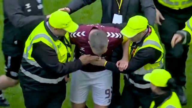 Srdcová hviezda „udrela fanúšikom“ po invázii Keltov na ihrisko a Lawrence Shankland