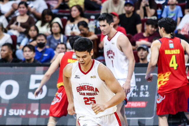 Japeth Aguilar z Barangay Ginebra Gin Kings počas zápasu v semifinále PBA Commissioner's Cup 2026 proti Rain or Shine Elasto Painters