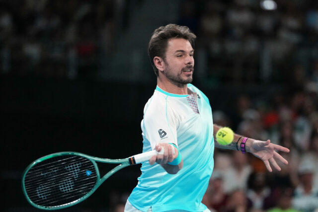 Trojnásobný grandslamový šampión Stan Wawrinka a jeho spoluhráč Gael Monfils dostali v pondelok divoké karty na French Open.
