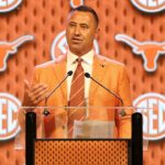 Steve Sarkisian obracia komentáre o pletení košíkov s Ole Miss, zatiaľ čo bije na poplach na univerzitnej atletike
