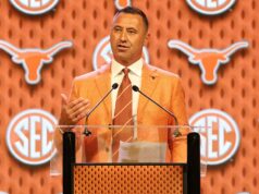 Steve Sarkisian obracia komentáre o pletení košíkov s Ole Miss, zatiaľ čo bije na poplach na univerzitnej atletike Steve Sarkisian obracia komentáre o pletení košíkov s Ole Miss, zatiaľ čo bije na poplach na univerzitnej atletike