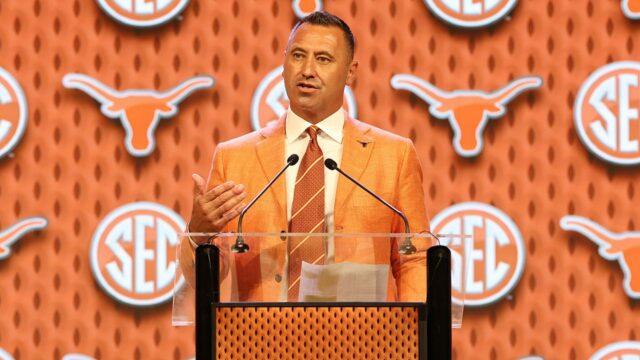 Steve Sarkisian obracia komentáre o pletení košíkov s Ole Miss, zatiaľ čo bije na poplach na univerzitnej atletike
