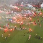 Pražské derby upadá do chaosu, keď fanúšikovia vtrhli na ihrisko s dymovnicami