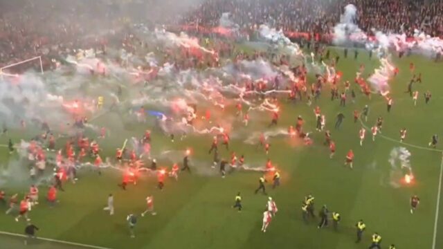 Pražské derby upadá do chaosu, keď fanúšikovia vtrhli na ihrisko s dymovnicami