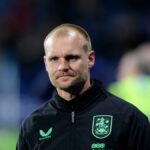 Liam Manning sa vzájomne rozhodol opustiť Huddersfield
