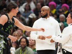 Strážkyňa WNBA Jade Melbourne si po dopade tváre na kurt odlomila zub Strážkyňa WNBA Jade Melbourne si po dopade tváre na kurt odlomila zub