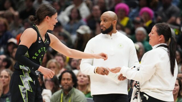 Strážkyňa WNBA Jade Melbourne si po dopade tváre na kurt Strážkyňa WNBA Jade Melbourne si po dopade tváre na kurt odlomila zub