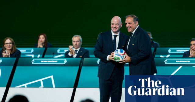 Prezident Palestínskej futbalovej federácie odmieta podanie ruky s izraelským viceprezidentom FA – video
