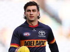 Študent jednej z najexkluzívnejších austrálskych škôl je odhalený ako troll, ktorý v hanebnom online príspevku povedal hviezde AFL, aby „ukončila svoj život, prosím“ Študent z elitnej Brighton Grammar School v Melbourne bol odhalený ako troll, ktorý v hanebnej správe na Instagrame povedal hviezde Adelaide Crows Josh Rachele, aby „ukončil svoj život, prosím“.