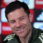 Španielsky tréner Realu Madrid Xabi Alonso (vľavo) sa rozpráva s tureckým stredopoliarom Realu Madrid #15 Ardom Gulerom (vpravo) počas semifinálového zápasu futbalových majstrovstiev sveta klubov FIFA 2025 medzi francúzskym Paríž Saint-Germain a španielskym Realom Madrid