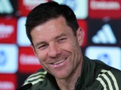 Štyri hviezdy Realu Madrid Xabi Alonso by mohol priviesť do Chelsea, ak by sa ujal funkcie manažéra Španielsky tréner Realu Madrid Xabi Alonso (vľavo) sa rozpráva s tureckým stredopoliarom Realu Madrid #15 Ardom Gulerom (vpravo) počas semifinálového zápasu futbalových majstrovstiev sveta klubov FIFA 2025 medzi francúzskym Paríž Saint-Germain a španielskym Realom Madrid