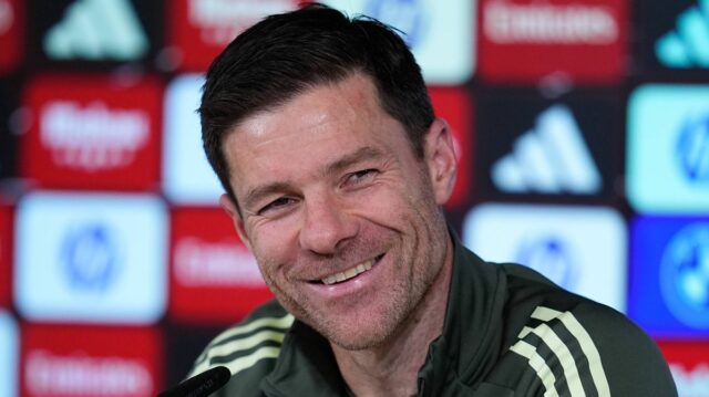 Španielsky tréner Realu Madrid Xabi Alonso (vľavo) sa rozpráva s tureckým stredopoliarom Realu Madrid #15 Ardom Gulerom (vpravo) počas semifinálového zápasu futbalových majstrovstiev sveta klubov FIFA 2025 medzi francúzskym Paríž Saint-Germain a španielskym Realom Madrid