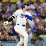 29. mája 2026; Los Angeles, Kalifornia, USA; Obojsmerný hráč Los Angeles Dodgers Shohei Ohtani (17) trafil na štadióne Dodger v tretej smene proti Philadelphii Phillies. Povinný kredit: Gary A. Vasquez-Imagn Images
