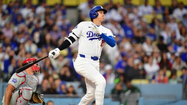 29. mája 2026; Los Angeles, Kalifornia, USA; Obojsmerný hráč Los Angeles Dodgers Shohei Ohtani (17) trafil na štadióne Dodger v tretej smene proti Philadelphii Phillies. Povinný kredit: Gary A. Vasquez-Imagn Images