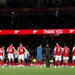 Hráči a zamestnanci Arsenalu oceňujú fanúšikov po víťazstve tímu v zápase Premier League medzi Arsenalom a Burnley