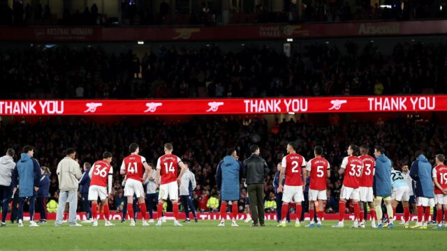 Hráči a zamestnanci Arsenalu oceňujú fanúšikov po víťazstve tímu v zápase Premier League medzi Arsenalom a Burnley