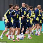 Billy Gilmour sa na tréningu v Škótsku usmieva, ale na klubovej úrovni má z Neapolu frustráciu