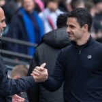 Manažér Arsenalu Mikel Arteta a manažér Manchestru City Pep Guardiola sa zdravia pred zápasom Premier League medzi Manchestrom City a Arsenalom na Etihad Stadium 19. apríla 2026 v anglickom Manchestri.