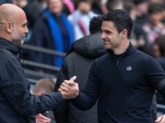 Súkromný telefonát Mikela Artetu Pepovi Guardiolovi vypovedá o šéfovi Arsenalu Manažér Arsenalu Mikel Arteta a manažér Manchestru City Pep Guardiola sa zdravia pred zápasom Premier League medzi Manchestrom City a Arsenalom na Etihad Stadium 19. apríla 2026 v anglickom Manchestri.