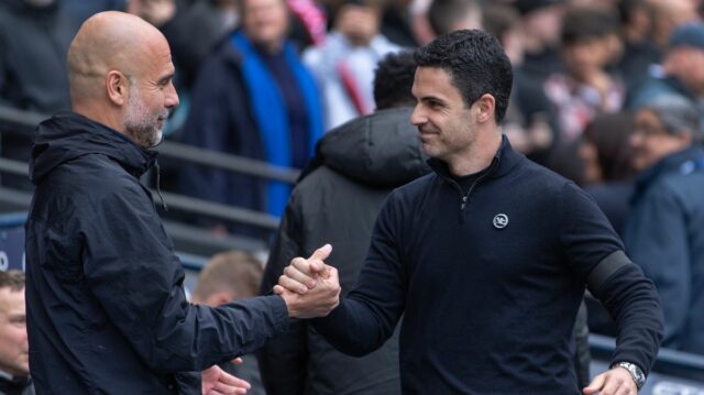 Manažér Arsenalu Mikel Arteta a manažér Manchestru City Pep Guardiola sa zdravia pred zápasom Premier League medzi Manchestrom City a Arsenalom na Etihad Stadium 19. apríla 2026 v anglickom Manchestri.