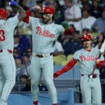 30. mája 2026; Los Angeles, Kalifornia, USA; Druhý základný hráč Philadelphie Phillies Edmundo Sosa (33) oslavuje svoj obojstranný homerun s prvým hráčom Philadelphie Phillies Bryceom Harperom (uprostred) počas ôsmej zmeny proti Los Angeles Dodgers na štadióne Dodger. Povinný kredit: Kiyoshi Mio-Imagn Images