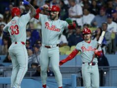 ‚Super cool‘ Phillies sa snaží prevziať cestnú sériu od Dodgers 30. mája 2026; Los Angeles, Kalifornia, USA; Druhý základný hráč Philadelphie Phillies Edmundo Sosa (33) oslavuje svoj obojstranný homerun s prvým hráčom Philadelphie Phillies Bryceom Harperom (uprostred) počas ôsmej zmeny proti Los Angeles Dodgers na štadióne Dodger. Povinný kredit: Kiyoshi Mio-Imagn Images