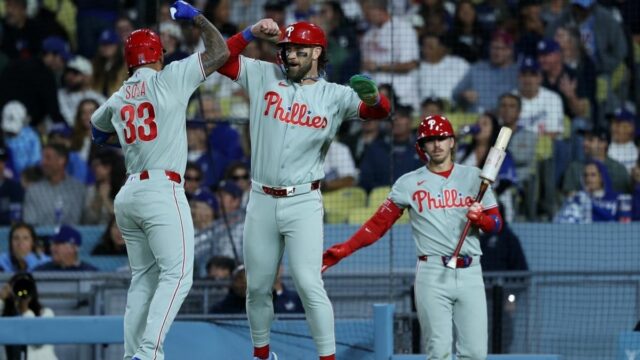 'Super cool' Phillies sa snaží prevziať cestnú sériu od Dodgers 30. mája 2026; Los Angeles, Kalifornia, USA; Druhý základný hráč Philadelphie Phillies Edmundo Sosa (33) oslavuje svoj obojstranný homerun s prvým hráčom Philadelphie Phillies Bryceom Harperom (uprostred) počas ôsmej zmeny proti Los Angeles Dodgers na štadióne Dodger. Povinný kredit: Kiyoshi Mio-Imagn Images