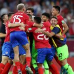 Dauha, Katar - 14. JÚNA: Hráči Kostariky oslavujú po víťazstve svojich strán a kvalifikácii na Majstrovstvá sveta vo futbale 2022 počas zápasu play-off MS 2022 medzi Kostarikou a Novým Zélandom na štadióne Ahmada Bin Aliho 14. júna 2022 v katarskej Dauhe. (Foto: Mohamed Farag/Getty Images)