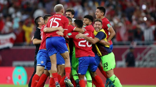 Dauha, Katar - 14. JÚNA: Hráči Kostariky oslavujú po víťazstve svojich strán a kvalifikácii na Majstrovstvá sveta vo futbale 2022 počas zápasu play-off MS 2022 medzi Kostarikou a Novým Zélandom na štadióne Ahmada Bin Aliho 14. júna 2022 v katarskej Dauhe. (Foto: Mohamed Farag/Getty Images)
