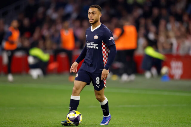 AMSTERDAM, HOLANDSKO – 2. mája: Sergino Dest z PSV počas zápasu holandskej Eredivisie medzi Ajaxom a PSV v Johan Cruijff Arene 2. mája 2026 v Amsterdame, Holandsko (Foto: Photo Prestige/Soccrates/Getty Images)