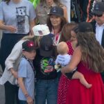 Syn pilota NASCAR Kyle Larson (vľavo dole) v nedeľu utešoval syna Kylea Buscha Brextona