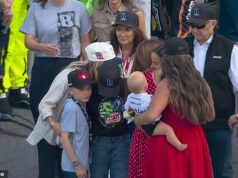 Syn hviezdy NASCAR Kylea Larsona necháva fanúšikov v slzách, keď utešuje smútiaceho 11-ročného chlapca Kylea Buscha počas vzdávania holdu pretekárskej legende po náhlej smrti Syn pilota NASCAR Kyle Larson (vľavo dole) v nedeľu utešoval syna Kylea Buscha Brextona