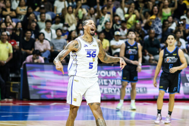 Chris McCullough z TNT Tropang 5G počas zápasu proti Meralco Bolts v semifinále PBA Commissioner's Cup v roku 2026.