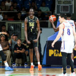 Bol Bol z TNT Tropang 5G počas zápasu proti NLEX Road Warriors vo štvrťfinále PBA Commissioner's Cup v roku 2026.