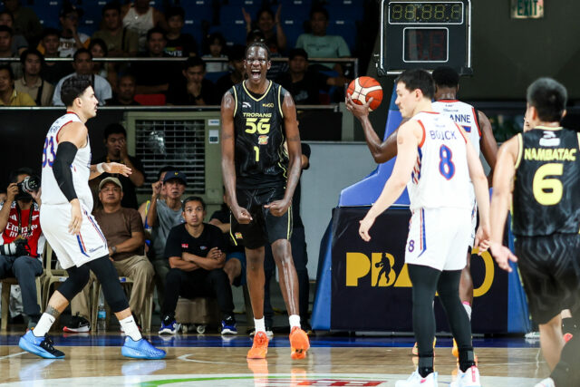 Bol Bol z TNT Tropang 5G počas zápasu proti NLEX Road Warriors vo štvrťfinále PBA Commissioner's Cup v roku 2026.