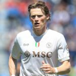 Scott McTominay z SSC Neapol sleduje zápas Serie A medzi Pisa SC a SSC Neapol v Aréne Garibaldi.