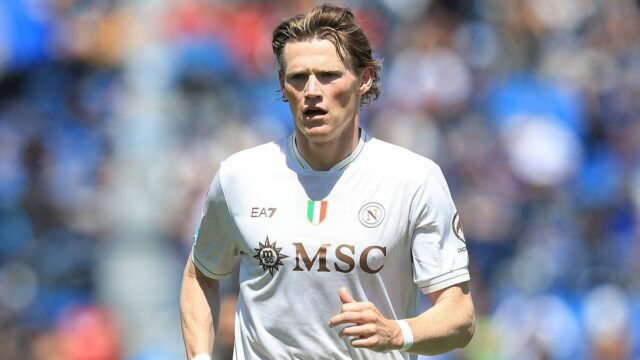 Scott McTominay z SSC Neapol sleduje zápas Serie A medzi Pisa SC a SSC Neapol v Aréne Garibaldi.