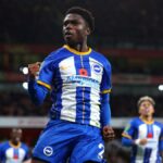 Tariq Lamptey sa po 25 minútach odohrania za klub rozchádza s Fiorentinou