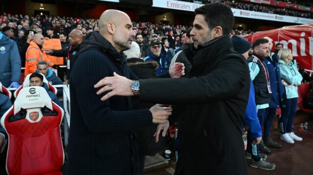 Pep Guardiola, manažér Manchestru City, sa objíma s Mikelom Artetom, manažérom Arsenalu, pred zápasom Premier League medzi Arsenal FC a Manchester City FC na Emirates Stadium 2. februára 2025 v Londýne v Anglicku.